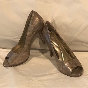 Andrew Geller tagalong peep toe pump in champagne! Size 7